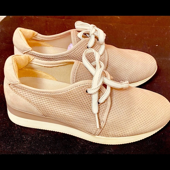 Size 7.5. Color is mushroom synthetic. Naturalized brand are known for comfy. - Picture 1 of 6